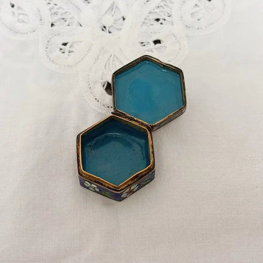 [BUNJANG] Vintage Embroidered Hexagonal Trinket Box / 빈티지 자수 육각 트링켓
