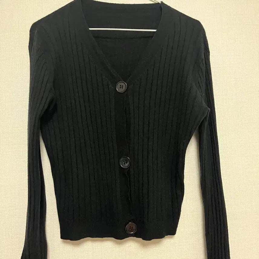 [BUNJANG] Black Button Long Sleeve Top / 검정 단추 긴팔티