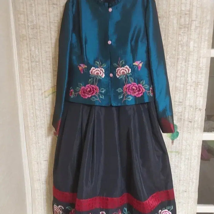 [BUNJANG] KDC.Kkam Embroidered Flower Two-Piece Set (Jacket + Dress) / KDC깜)꽃 자수 투피스 세트 원피스 +자켓