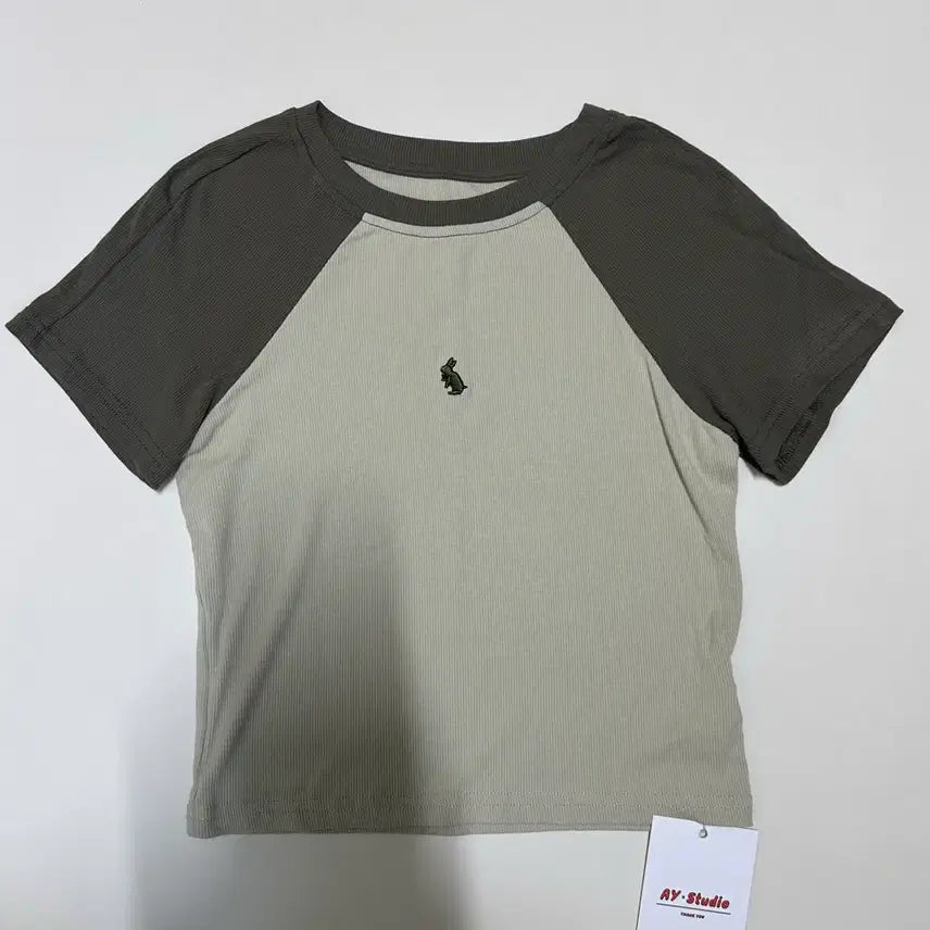 [BUNJANG] Embroidered Rabbit Raglan Short Sleeve T-Shirt / (새상품) 귀여운 토끼 자수 나그랑 반팔 티셔츠