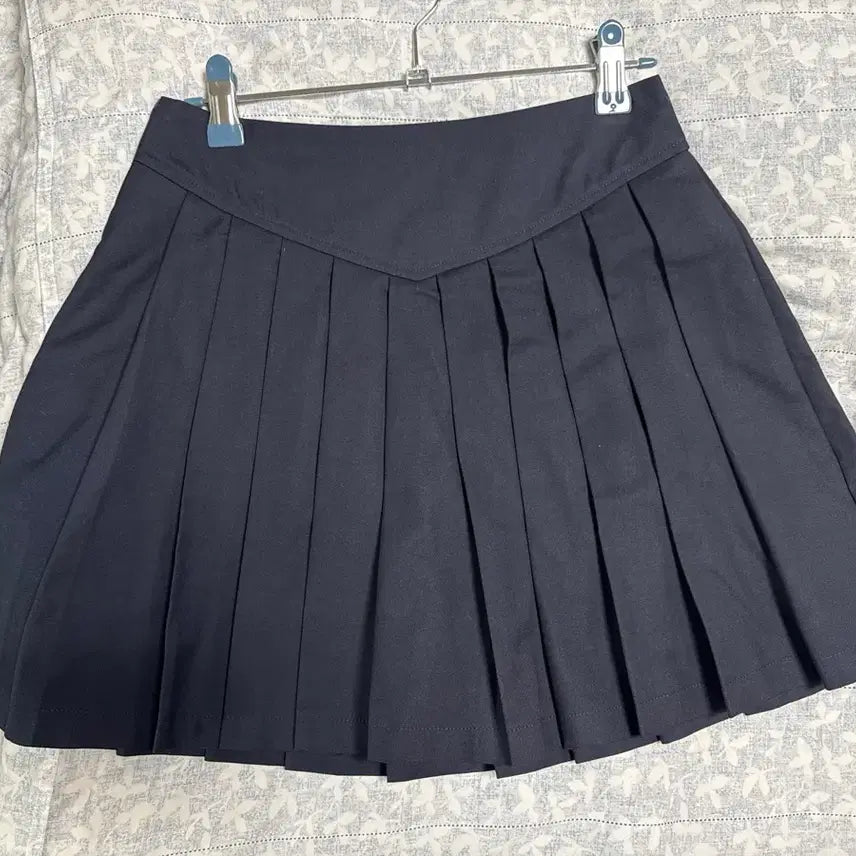 [BUNJANG] Fadeit V Pleats Skirt Navy Size 2 / 페일제이드 V 플리츠 스커트 네이비 2사이즈