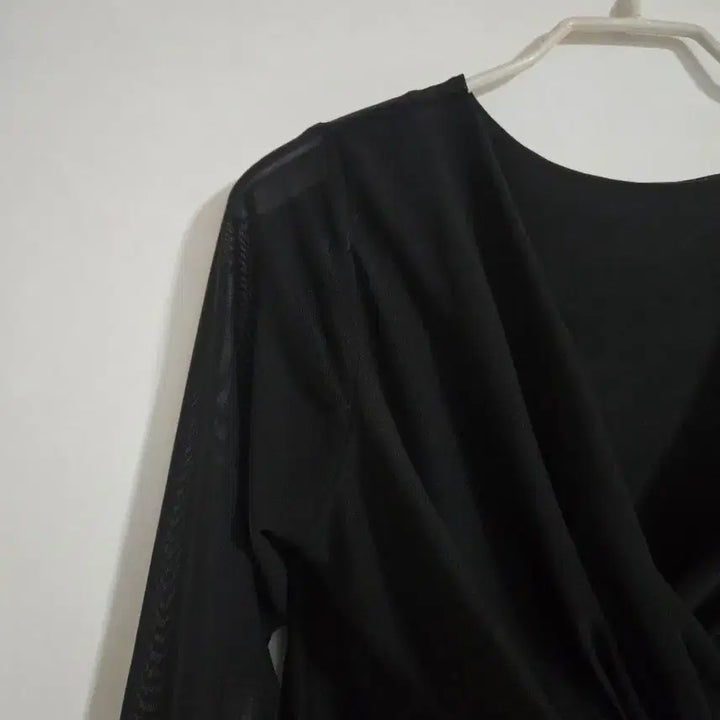 [BUNJANG] Black Wrap Design Blouse / 블랙 랩 디자인 블라우스