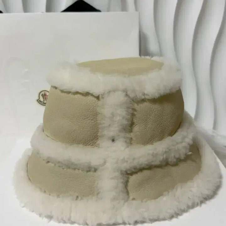 [BUNJANG] MONCLER Grenoble Reversible Shearling Trimmed Bucket Hat / MONCLER 몽클레어 그레노블 시어링 트리밍 버킷 햇