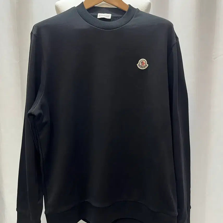 [BUNJANG] Moncler Logo Patch Sweatshirt Black 24FW / 24년정품 몽클레어 로고 패치 스웨트셔츠 블랙 24FW