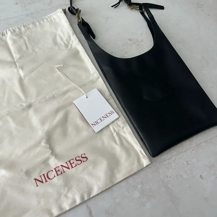 [BUNJANG] Niceness Lowe Bag (Medium) / 나이스네스 niceness lowe 중간사이즈 저렴히 판매.