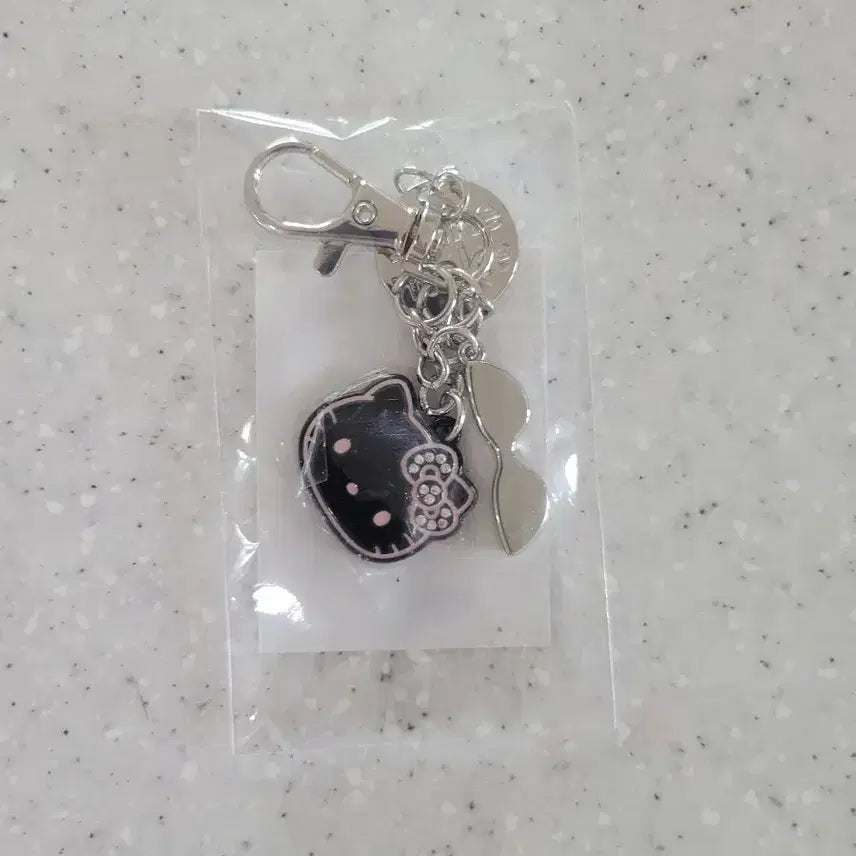 [BUNJANG] WAKEMAKE Hello Kitty Black Charm Keyring / 웨이크메이크 헬로키티 블랙 참키링