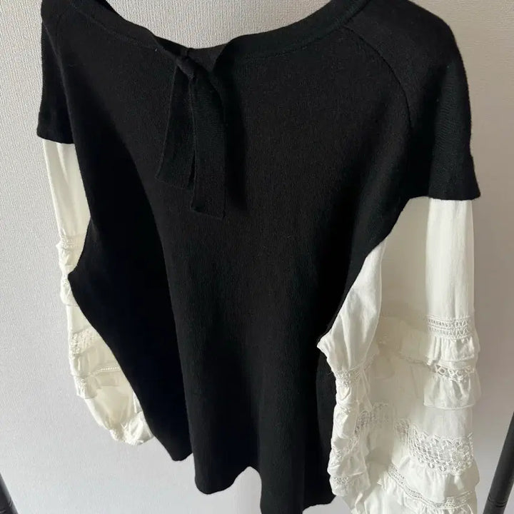 [BUNJANG] WANI Black Frill Lace Sleeve Knit / sj와니 블랙 프릴 레이스 소매 니트
