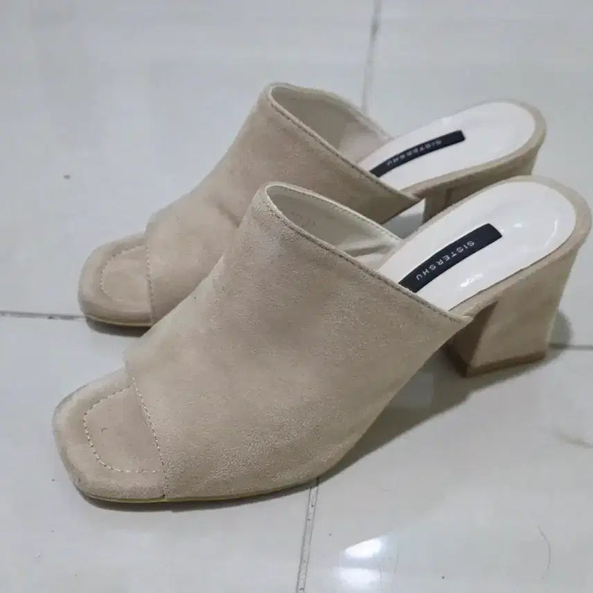 [BUNJANG] Beige Mule Heel Sandals (240) / 보세 구두 샌들 베이지 뮬 힐 240