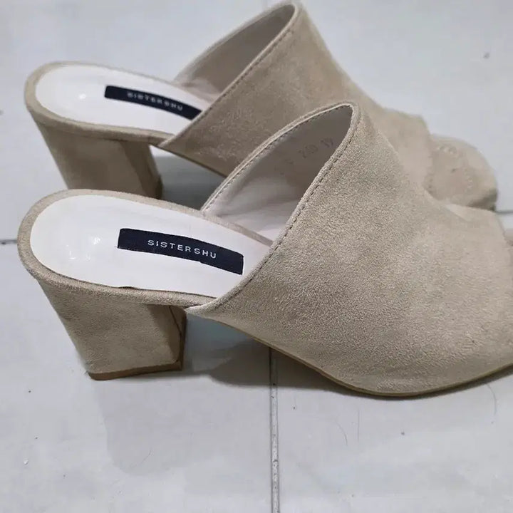 [BUNJANG] Beige Mule Heel Sandals (240) / 보세 구두 샌들 베이지 뮬 힐 240