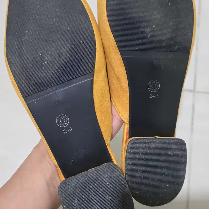 [BUNJANG] Suede Mules Sandals Yellow Size 240 / 보세 구두 샌들 스웨이드 뮬 옐로우  240