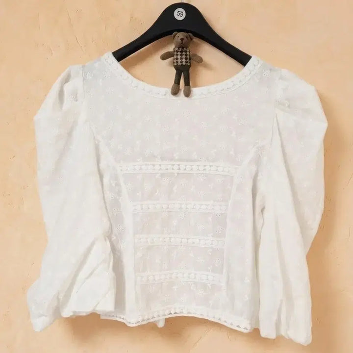 [BUNJANG] Lovely White Embroidery Punch Puff Blouse / 러블리 화이트 자수 펀칭 퍼프 블라우스