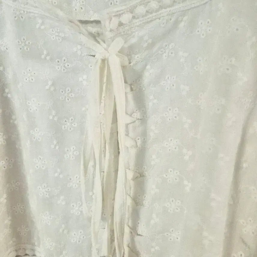 [BUNJANG] Lovely White Embroidery Punch Puff Blouse / 러블리 화이트 자수 펀칭 퍼프 블라우스