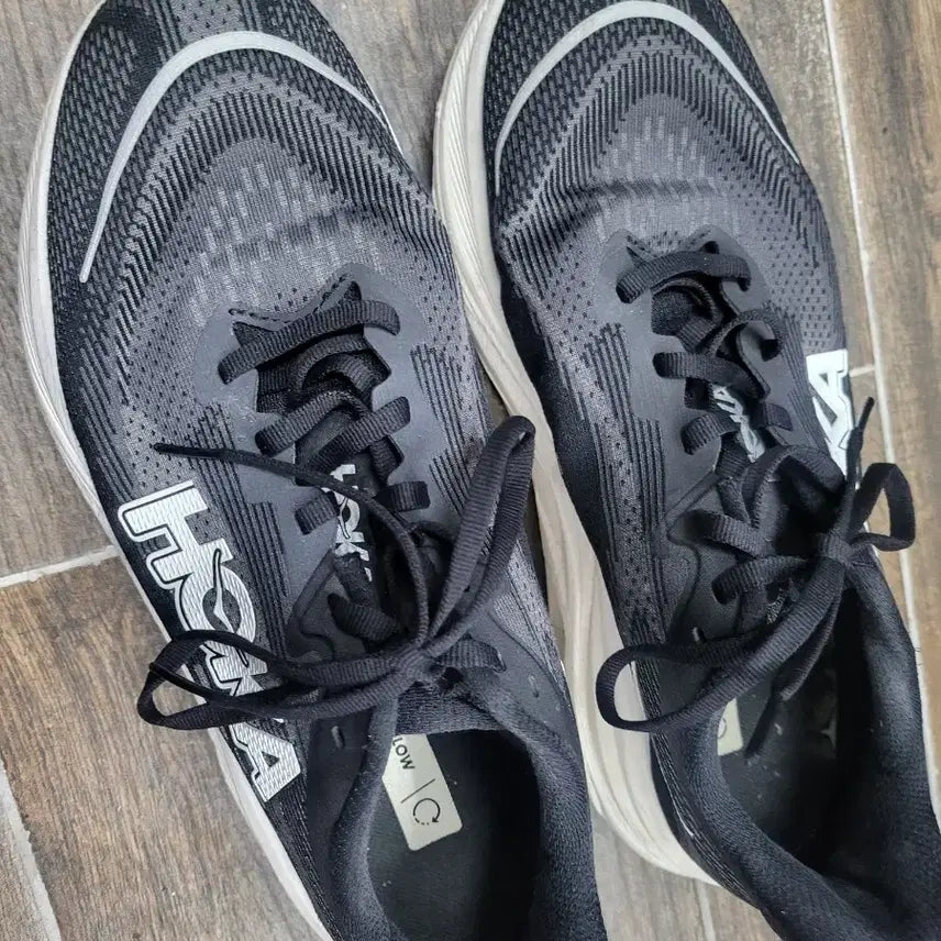 [BUNJANG] Hoka Black/White Sneakers Size 280 / 호카 블랙/화이트 운동화280