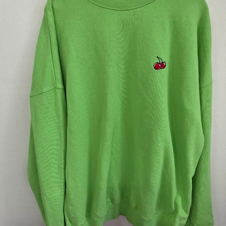 [BUNJANG] Cherry Embroidered Green Sweatshirt / 체리 자수 포인트 그린 맨투맨