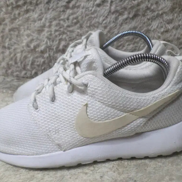 [BUNJANG] Nike Roshe Run White Sneakers / 후루룩구제2 240 나이키 로쉐런 화이트 운동화 스니커즈260511