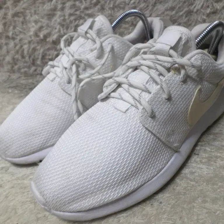[BUNJANG] Nike Roshe Run White Sneakers / 후루룩구제2 240 나이키 로쉐런 화이트 운동화 스니커즈260511