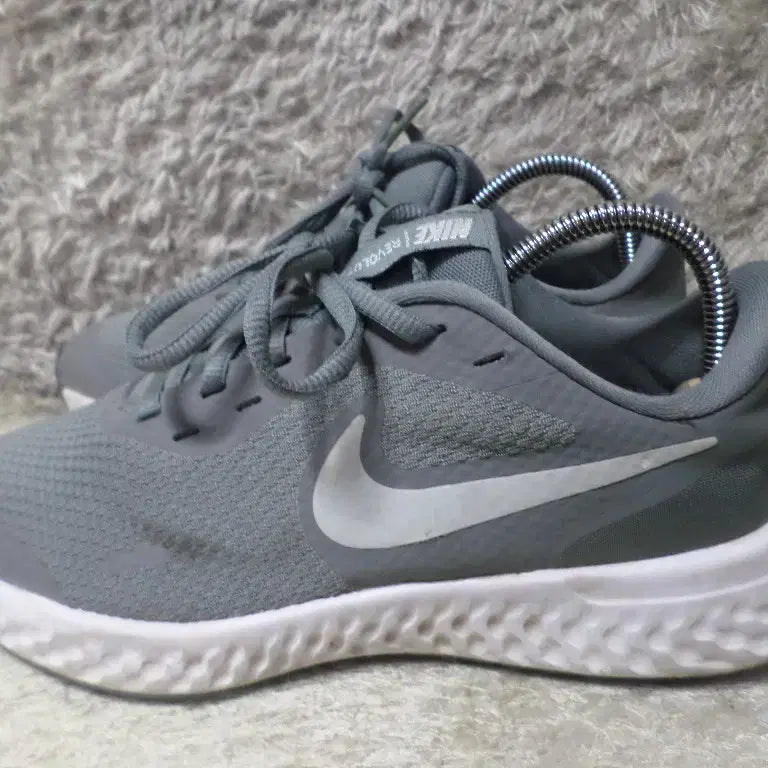 [BUNJANG] Nike Revolution 5 Gray Sneakers / 후루룩구제2 235 나이키 레볼루션5 그레이 운동화 260511