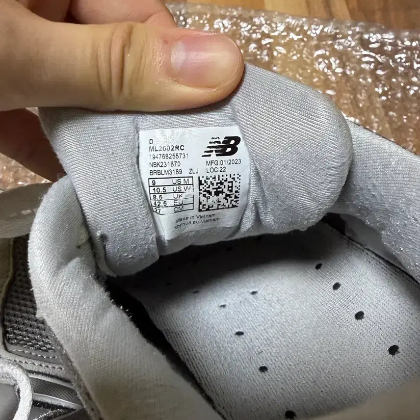 [BUNJANG] New Balance 2002r Sneakers / 뉴발란스 2002r 270