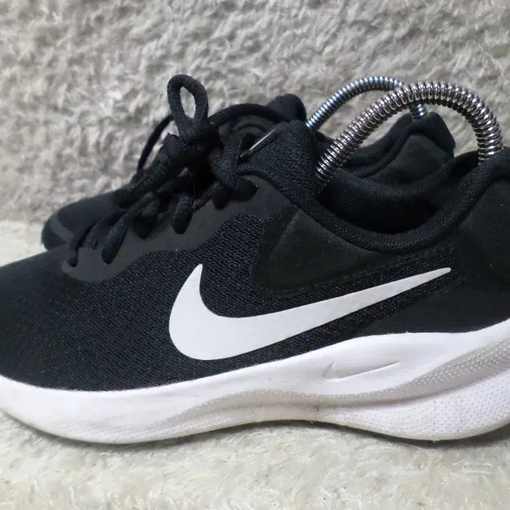 [BUNJANG] Nike Revolution 7 Black Sneakers / 후루룩구제2 220 나이키 레볼루션7 블랙 운동화 260511