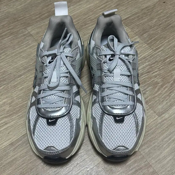 [BUNJANG] Nike V2K Run Sneakers White/Silver / 나이키 V2K 런 운동화 화이트/실버 235사이즈 (택만뜬음 새상품) (
