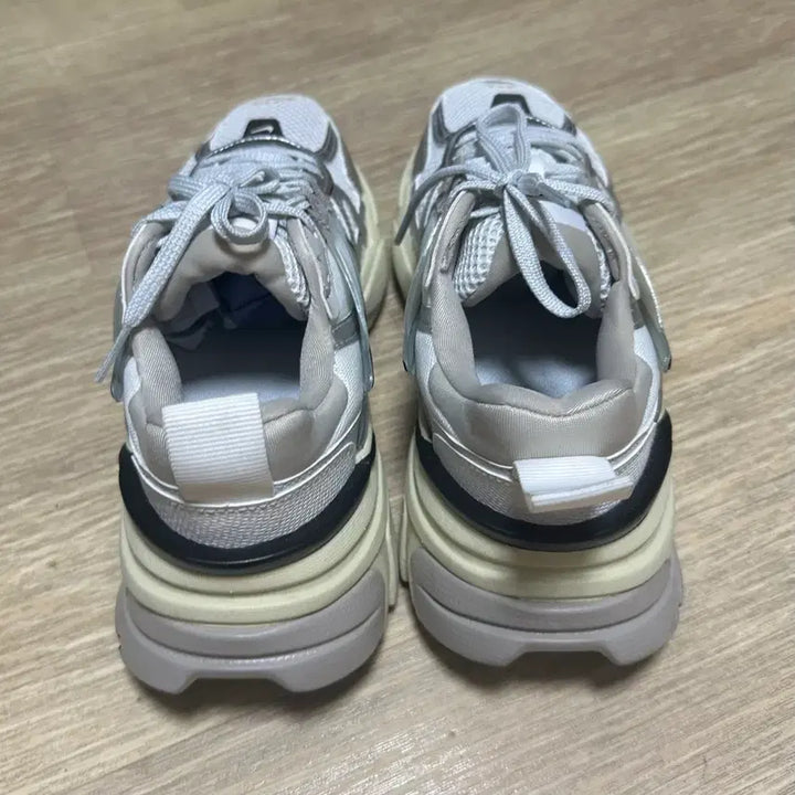 [BUNJANG] Nike V2K Run Sneakers White/Silver / 나이키 V2K 런 운동화 화이트/실버 235사이즈 (택만뜬음 새상품) (