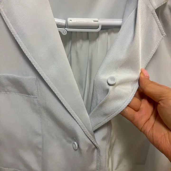 [BUNJANG] KUHO Editline Sleeveless Blouse Sky Blue / 구호 에딧라인 스카이블루 민소매 블라우스