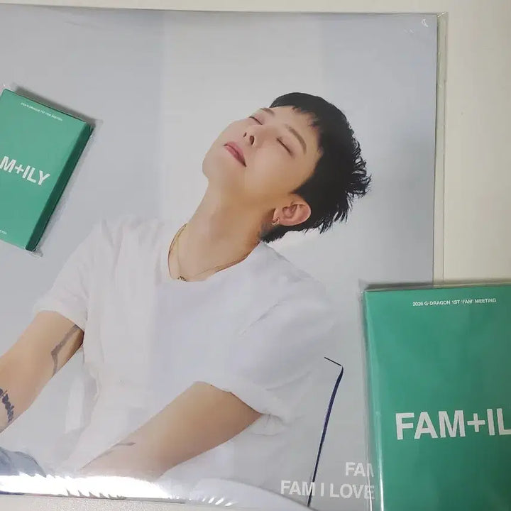 [BUNJANG] G-Dragon Fan Meeting MD Bundle (Postcard, Photocard, LP Poster) / [급처] 지드래곤 지디 팬미팅 엠디 md포카엽서lp포스터일괄 양도 판매