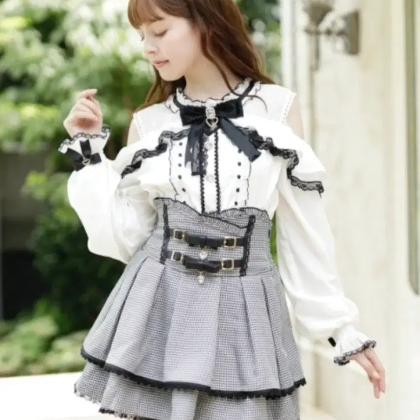 [BUNJANG] LIZ LISA Frilled Off-Shoulder Blouse / 리즈리사 프릴 오프숄더 블라우스