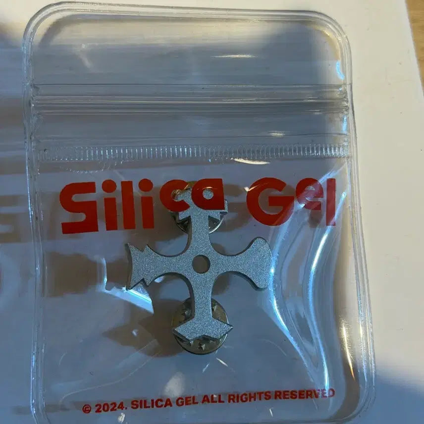 [BUNJANG] Silica Gel Badge (Sealed) / 실리카겔 뱃지 미개봉