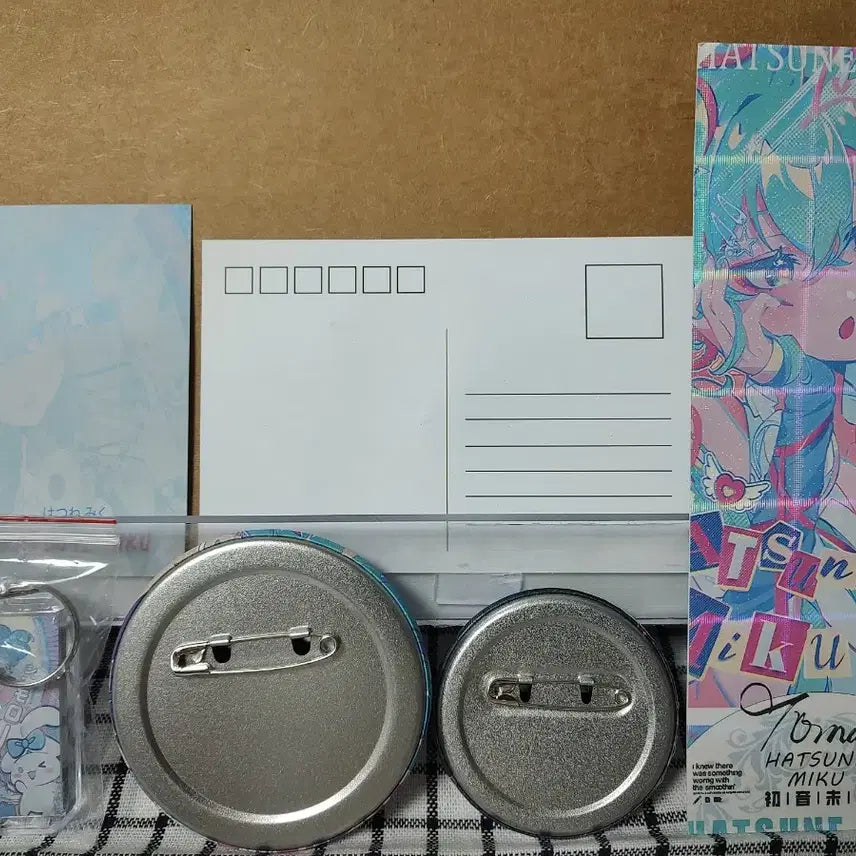 [BUNJANG] Hatsune Miku Cinnamonroll Collaboration Set Badge, Keychain, Card, Sticker / 0603할인)하츠네 미쿠 시나몬롤 콜라보 세트 배지2 키링1 지류3