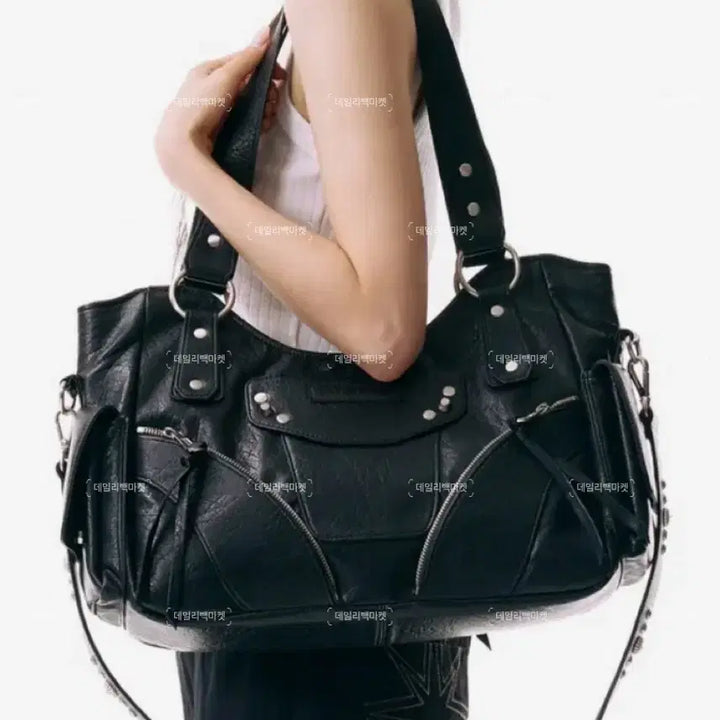 [BUNJANG] IUGAMAKARAS Studded Leather Shoulder Bag Black / 이우가마카라스 iugamakaras 스터드 레더 숄더백  블랙