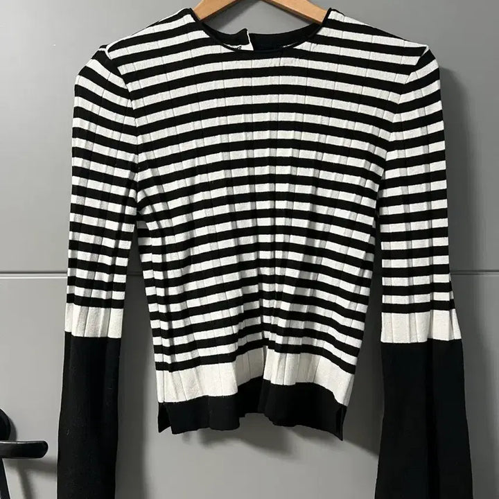 [BUNJANG] Black and White Striped Knit Sweater / 블랙 화이트 단가라 스트라이프 니트
