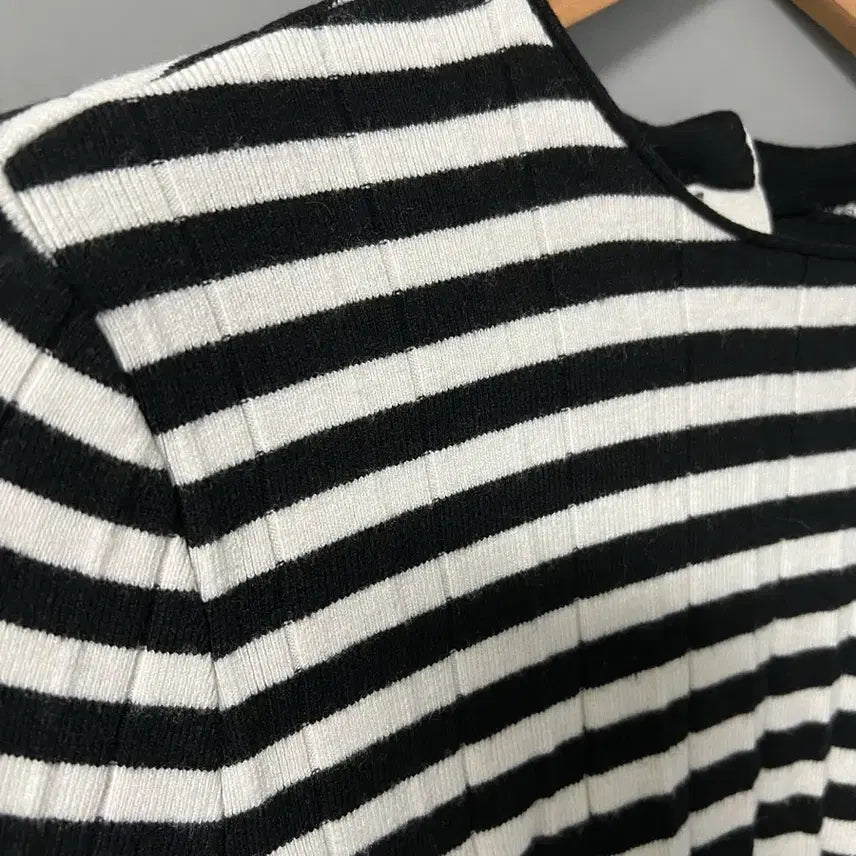 [BUNJANG] Black and White Striped Knit Sweater / 블랙 화이트 단가라 스트라이프 니트