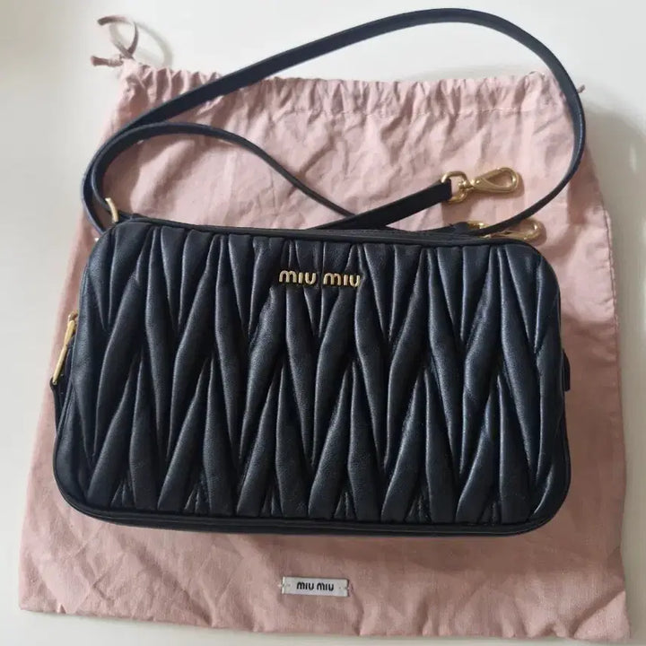 [BUNJANG] Miu Miu Black Matelassé Crossbody Bag / 미우미우 블랙 마틀라세 크로스백