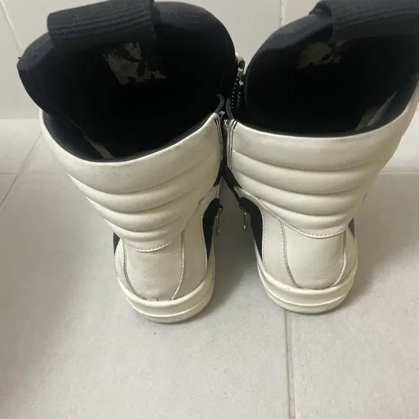 [SOLD OUT] 블랙 하이탑 스니커즈 운동화