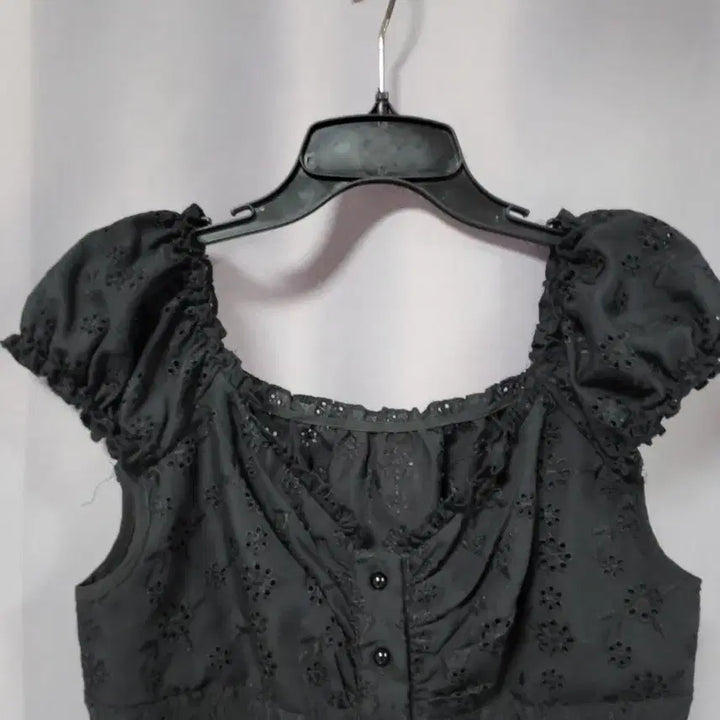 [BUNJANG] Eyelet Cap Sleeve Blouse / 아일렛 캡소매 블라우스