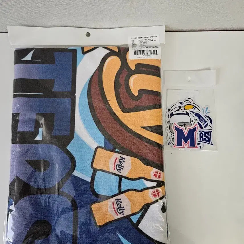 [BUNJANG] Kelly x Monsters Beach Towel / 켈리 x 몬스터즈 굿즈
