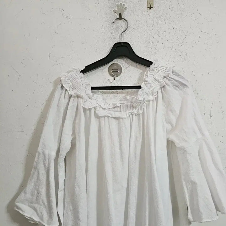 [BUNJANG] White Off-the-Shoulder Blouse 7/10 Sleeve / 화이트 오프숄더 블라우스 7부