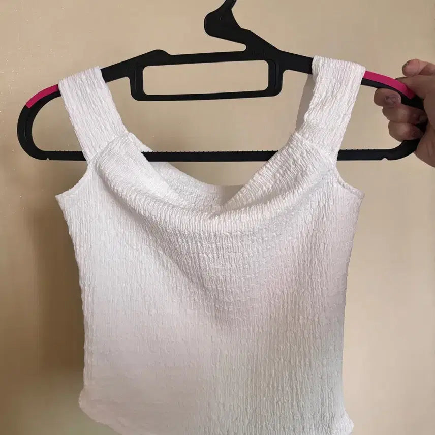 [BUNJANG] Kaindami Off-Shoulder Shirring Blouse White / 카인다미 오프숄더 셔링 블라우스 화이트