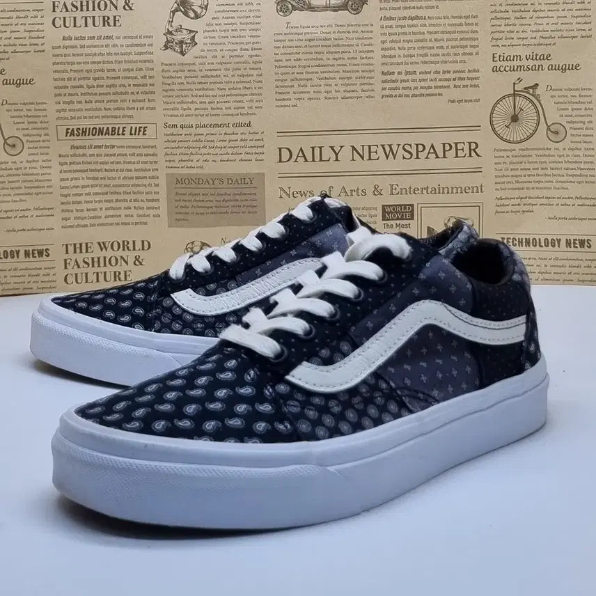 [BUNJANG] Vans Old Skool Typo Print Sneakers / 반스 올드스쿨 타입프린트 스니커즈 235
