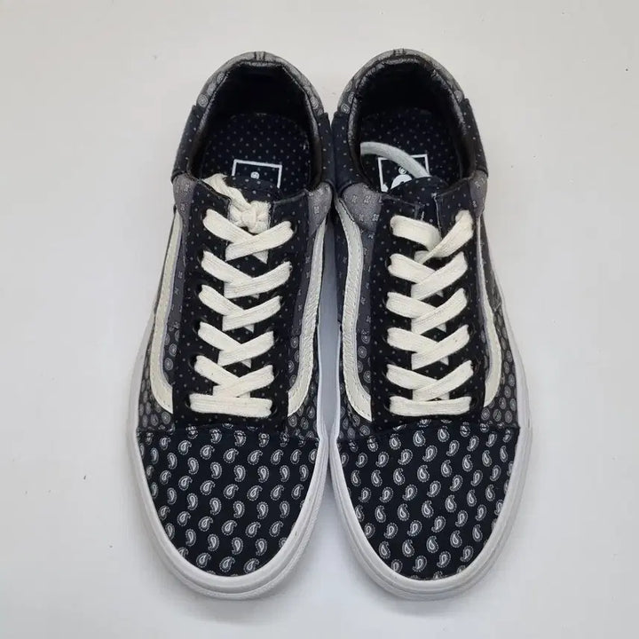 [BUNJANG] Vans Old Skool Typo Print Sneakers / 반스 올드스쿨 타입프린트 스니커즈 235