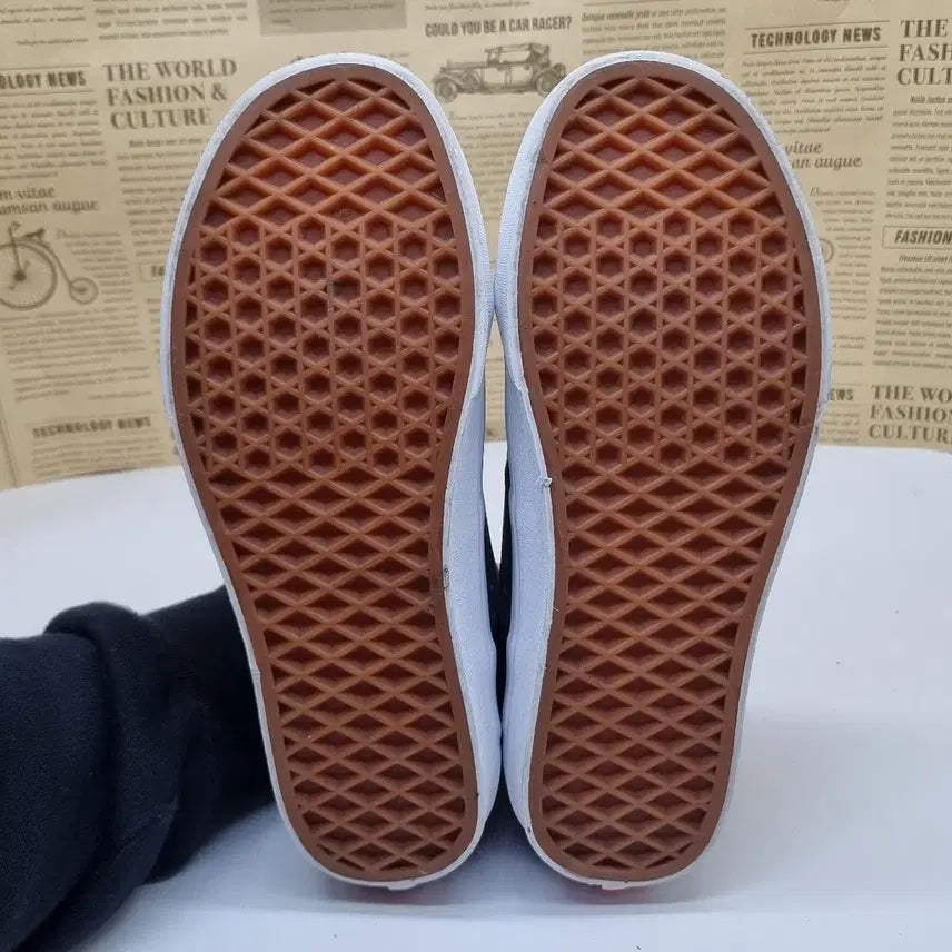 [BUNJANG] Vans Old Skool Typo Print Sneakers / 반스 올드스쿨 타입프린트 스니커즈 235