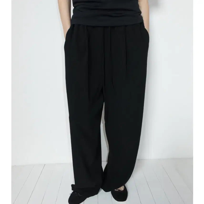 [SOLD OUT] REPOS Relaxed One-Tuck Pants (Black)