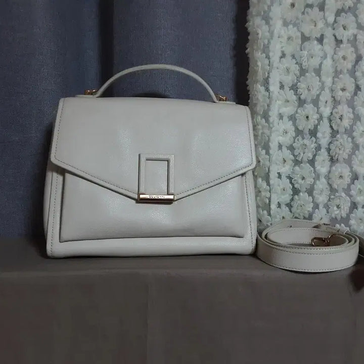 [BUNJANG] Couronne Ivory Leather Tote Bag with Strap / 쿠론 아이보리 가죽 토트백 + 스트랩