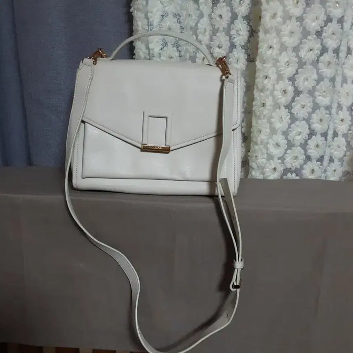 [BUNJANG] Couronne Ivory Leather Tote Bag with Strap / 쿠론 아이보리 가죽 토트백 + 스트랩