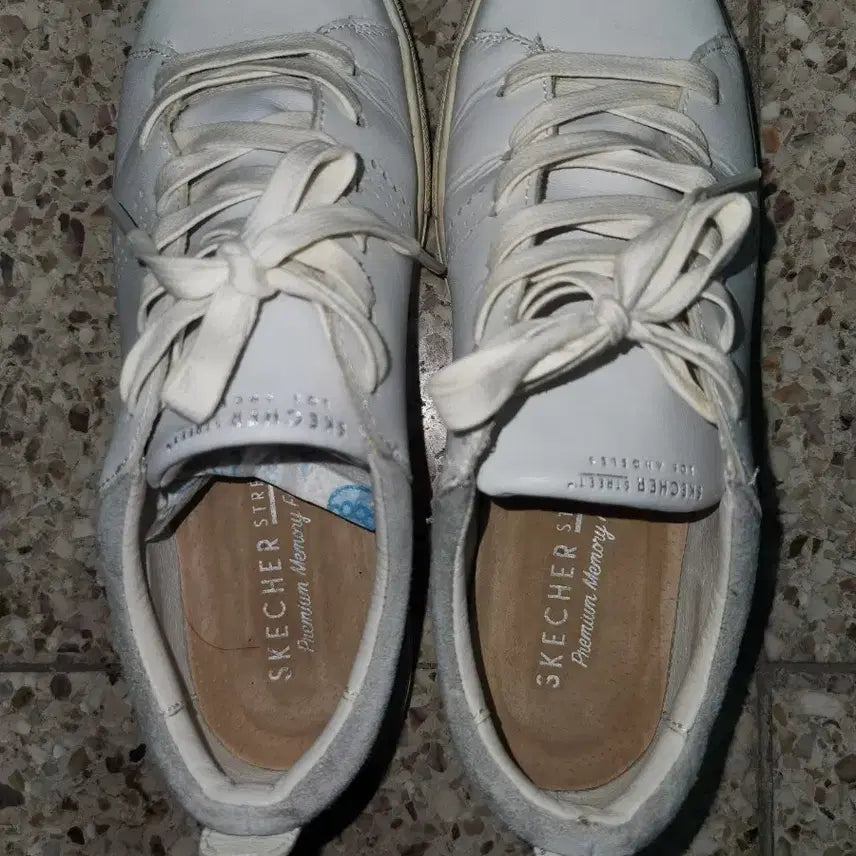 [BUNJANG] Skechers White Sneakers 225 / 스케쳐스 흰색 스니커즈 운동화 225사이즈입니다