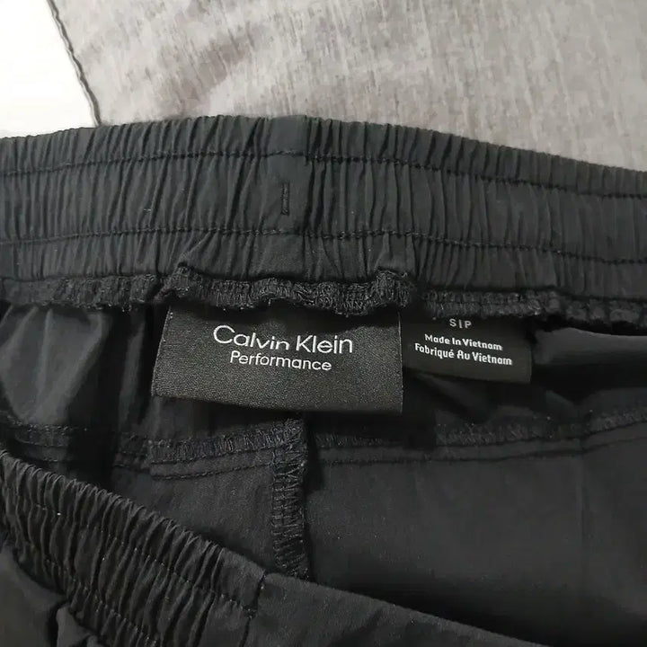 [BUNJANG] Calvin Klein Performance Black Shorts / 캘빈클라인 퍼포먼스 블랙 반바지
