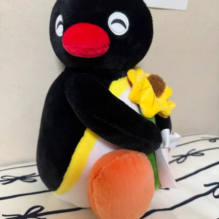 [BUNJANG] Pingu Plush Toy Holding Flower (Medium) / 꽃을 든 핑구 중형인형 팝니다