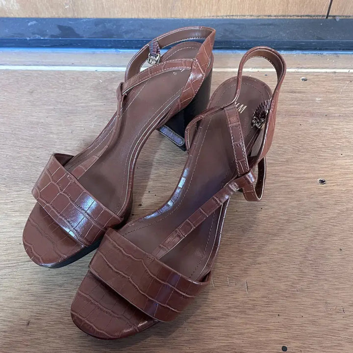 [BUNJANG] H&amp;M Crocodile Pattern Strap Block Heels Sandals / H&amp;M_크로코 패턴 스트랩 샌들 250사이즈