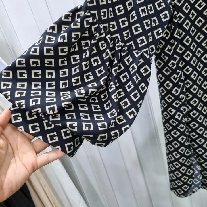 [BUNJANG] Patterned Blouse Shirt - Black / 패턴 블라우스 셔츠 블랙